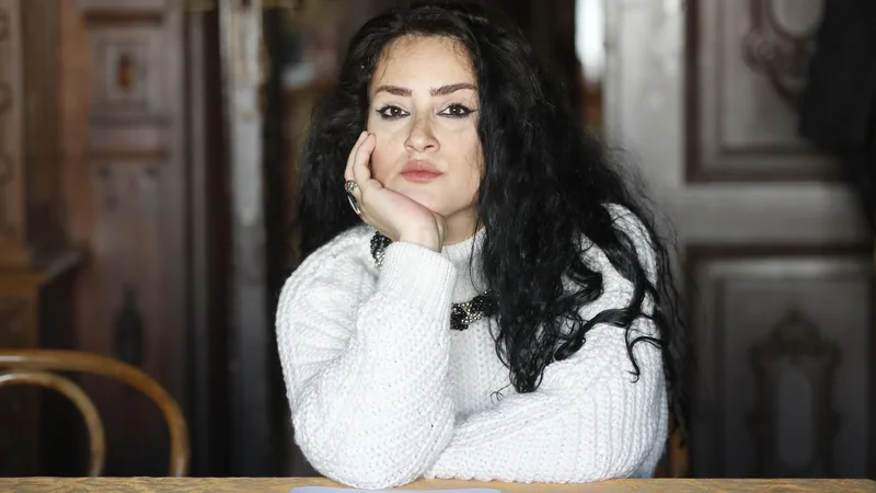 Fotografija: Souzan Ali v Ljubljani piše prozo v obliki dnevnika, veseli jo, da lahko brez težav gre na sprehod in se vrne v stanovanje, ne da bi jo prestregla policija. FOTO: Leon Vidic