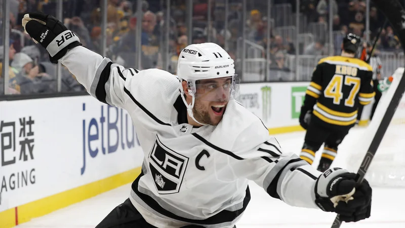 Fotografija: Anže Kopitar je brez točke končal dvoboj v Bostonu, a mu ni bilo prav nič mar. Kot kapetan je kralje vodil do sladke zmage. FOTO:  Winslow Townson/Usa Today Sports
