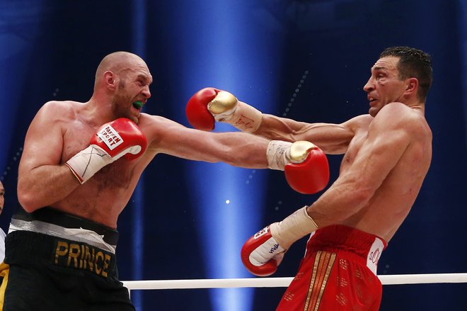Novembra leta 2015 je Tyson Fury v Düsseldorfu združil vse pasove po zmagi proti Vladimirju Kličku s soglasno sodniško odločitvijo po vseh dvanajstih rundah. FOTO: Reuters
