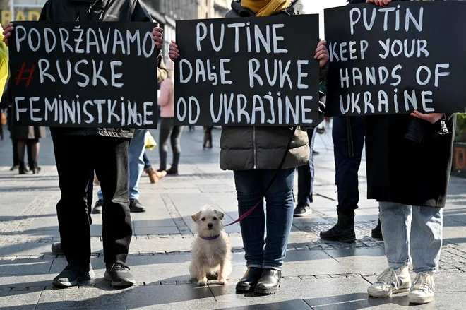 Podpora ukrajinskim ženskam in feministkam, ki so jo izrazile Ženske v črnem v Beogradu. FOTO: Andrej Isakovic/AFP