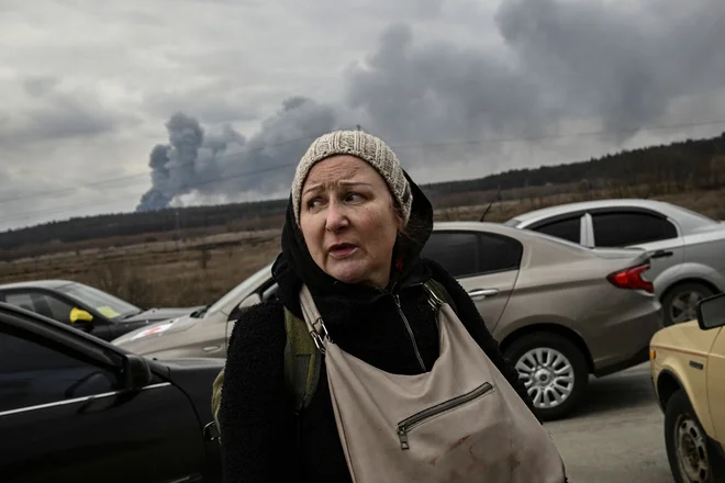 Na begu iz Irpina zahodno od Kijeva. FOTO: Aris Messinis/AFP