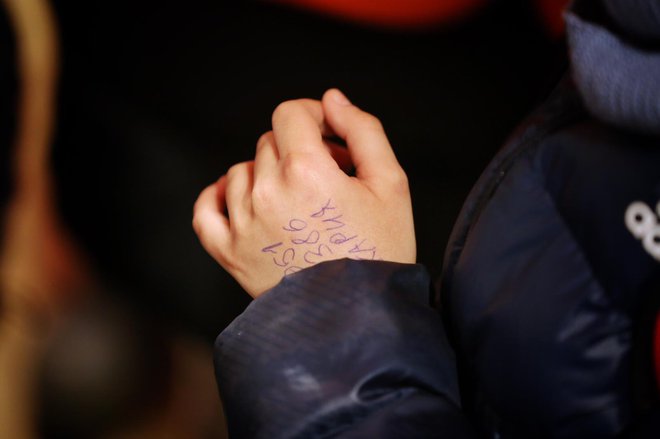 Deček je imel na roki zapisano telefonsko številko sorodnikov iz Bratislave. FOTO: Slovaško notranje ninistrstvo
