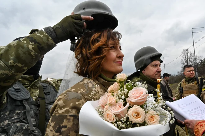 Poroka med vojno na obrobju Kijeva. FOTO: Genya Savilov/AFP
