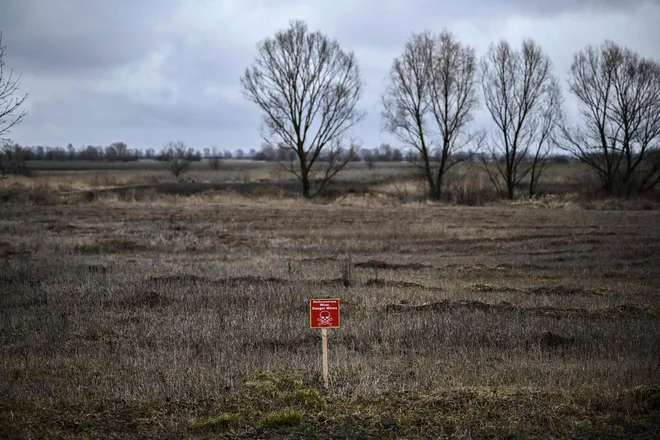 Prve smrti civilistov zaradi eksplozije mine med trenutnimi spopadi v Ukrajini. FOTO: Aris Messinis/Afp
