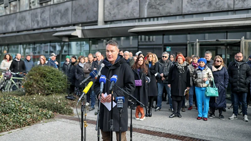 Fotografija: Da pri izginulih izjavah s protesta ni šlo za cenzuro, naj bi zaposlenim zatrjevala odgovorna urednica. FOTO: Blaž Samec/Delo