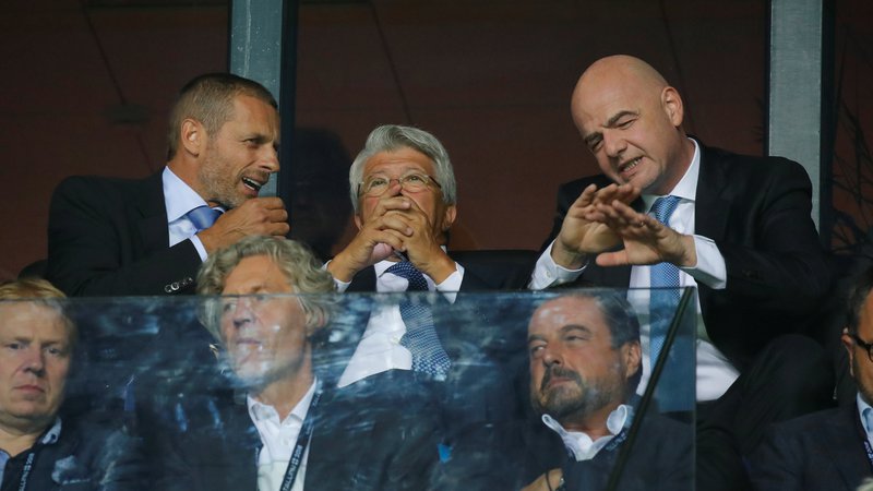 Fotografija: Predsednika Uefe in Fife Aleksander Čeferin in Gianni Infantino. FOTO: Maxim Shemetov/Reuters
