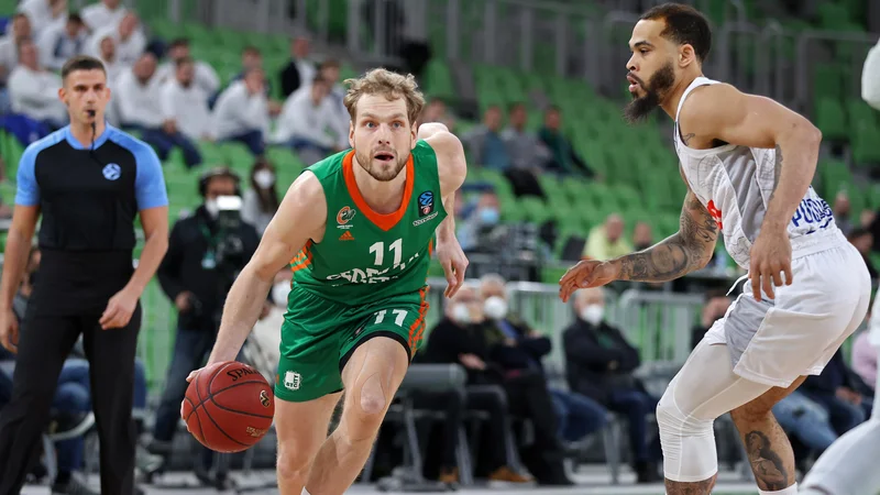 Tudi Jaka Blažič se je naveličal porazov z Budućnostjo, desno Justin Cobbs. FOTO: Cedevita Olimpija