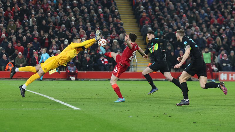 Fotografija: Samir Handanović je ohranil svojo mrežo nedotaknjeno, toda soigralci so v Liverpoolu zabili gol premalo. FOTO: Phil Noble/Reuters
