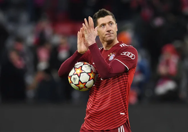 Robert Lewandowski je vzel za spomin žogo, s katero je zabil tri gole Salzburgu. FOTO: Andreas Gebert/Reuters
