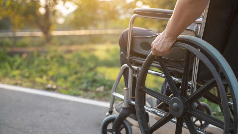 Fotografija: Inovatorji skušajo izboljšati invalidske vozičke z novimi tehnologijami, tudi umetno inteligenco. FOTO: Shutterstock