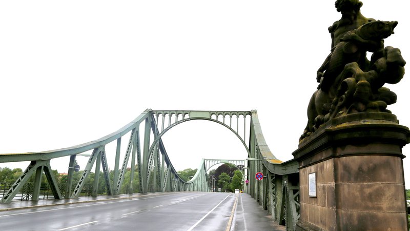 Fotografija: Sloviti Most vohunov (Glienicker Brücke) med Berlinom in brandenburškim Potsdamom, na katerem oživijo mračni spomini. FOTO: Milan Ilić
