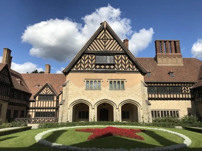 Dvorec Cecilienhof, prizorišče potsdamske konference, je eden najbolj znanih krajev, ki spominjajo na svetovno geopolitiko 20. stoletja. FOTO: TMB
