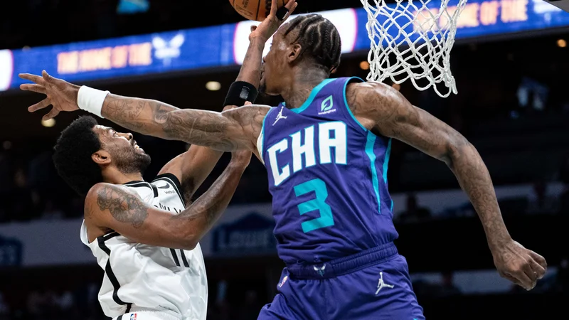 Fotografija: Terry Rozier je bil med tistimi, ki so (neuspešno) poskušali ustaviti sinoči neustavljivega Kyrieja Irvinga (levo). FOTO: Jacob Kupferman/AFP