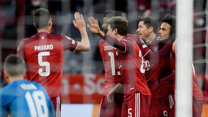 Fotografija: Thomas Müller in soigralci proslavljajo šesti gol na tekmi s Salzburgom. FOTO: Andreas Gebert/Reuters

