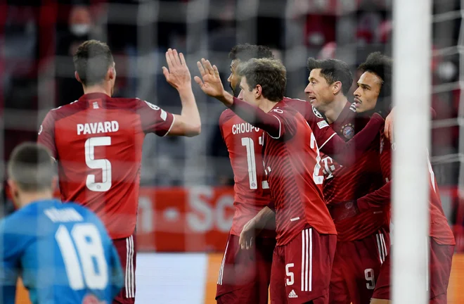 Thomas Müller in soigralci proslavljajo šesti gol na tekmi s Salzburgom. FOTO: Andreas Gebert/Reuters
