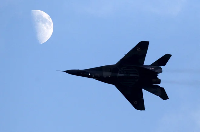 Poljski mig-29 na arhivskem posnetku iz leta 2015. Poljska je včeraj predlagala predajo svojih letal iz časa Sovjetske zveze ameriškemu oporišču Ramste n v Nemčiji, nato pa bi jih lahko premestili v Ukrajino. FOTO: Kacper Pempel/Reuters
