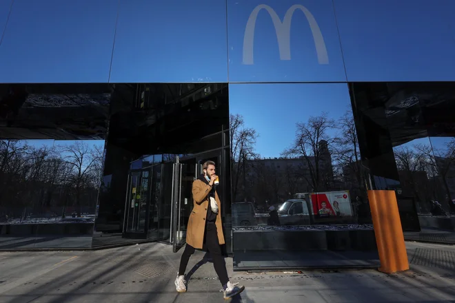 McDonaldov lokal v Moskv . McDonald's v Rusiji zapira 850 podružnic. FOTO: Evgenia Novozhenina/Reuters
