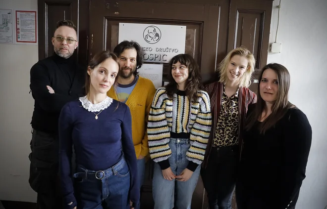 Del ekipe projekta Soočanje s smrtjo so (z leve): scenograf Matej Filipčič, umetniški vodja Špela Jambrek, fotograf Matija Tomc, dramaturginja Kaja Blazinšek, psihologinja Hana Kodba Čeh, ki sodeluje tudi v projektu iLIVE, in pravnica društvo Hospic Alenka Križnik. FOTO: Jože Suhadolnik/Delo