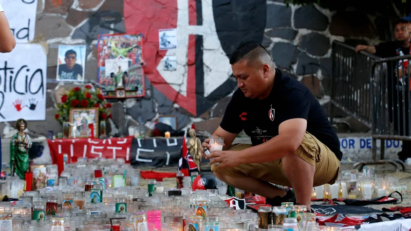 Fotografija: Navijač Atlasa med molitvijo ob domačem štadionu v Guadalajari. FOTO: Ulises Ruiz/AFP