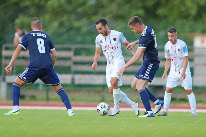 Dino Stančić (z žogo) je Sežancem prinesel zmago nad Bravom. FOTO: NK Tabor
