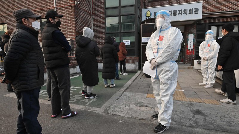 Fotografija: V Južni Koreji, v kateri je 51 milijonov prebivalcev, je v izolaciji več kot milijon ljudi, ki so pozitivni na koronavirus. FOTO: Jung Yeon-je/AFP

