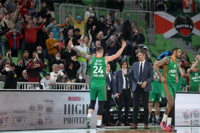 Alenu Omiću so v torek ploskali soigralci in gledalci. FOTO: Cedevita Olimpija