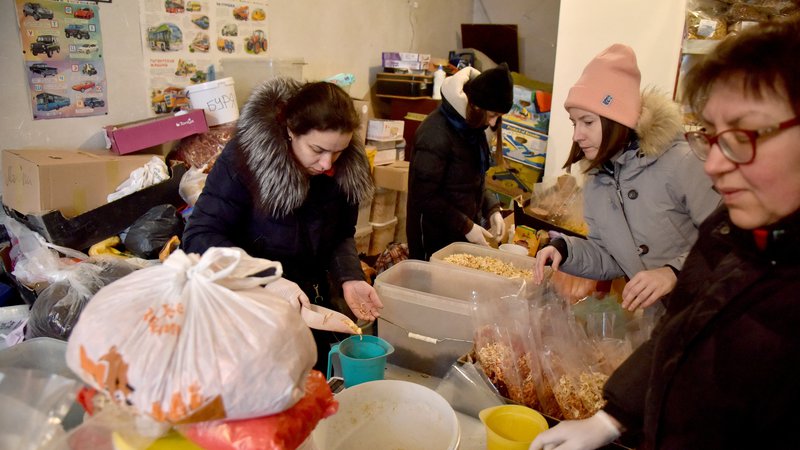 Fotografija: Trgovine z živili, od običajnih do razkošnih gurmanskih, so se pridružile vrstam prehranskih upornikov. FOTO: Pavlo Palamarchuk/Reuters
