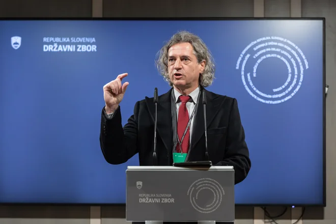 Voditeljska kompetenca Roberta Goloba je precej večja, kot jo premorejo predsedniki strank Kula, meni Ivo Hvalica. FOTO: Črt Piksi/Delo
