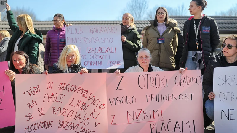 Fotografija: Po podatkih Sviza so starši v vrtce in šole pripeljali okoli 11.000 otrok. FOTO: Blaž Samec/Delo