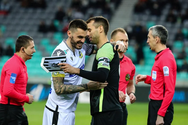 Kapetan Kopra Ivica Guberac (levo) je svojo nalogo že opravil, prvi strelec Olimpije Mustafa Nukić svojo v Murski Soboto še mora. FOTO: Črt Piksi/Delo
