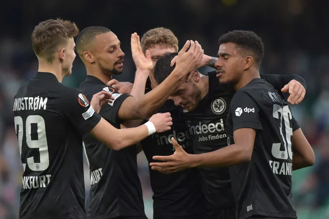 Nogometaši Eintrachta iz Frankfurta so se takole veselili zmage v Sevilli. FOTO: Cristina Quicler/AFP
