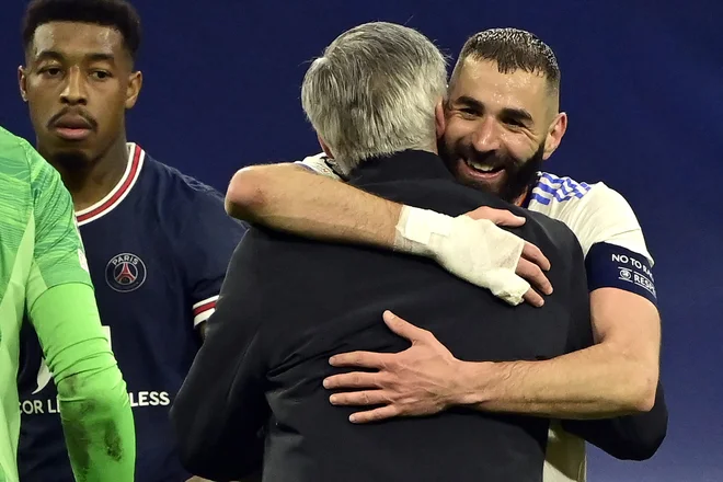 Carlo Ancelotti in&nbsp;Karim Benzema sta se veselila podviga. FOTO: Javier Soriano/AFP
