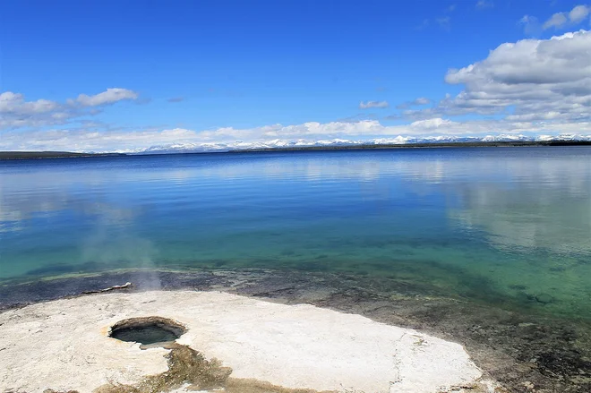 Gejzir ob jezeru Yellowstone

FOTO: Wikipedia
