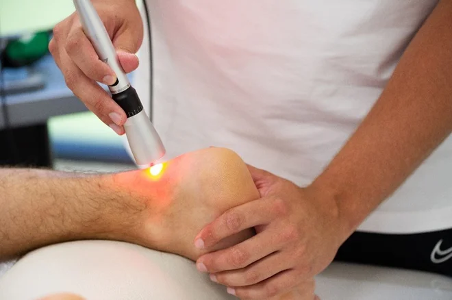 <p>Terapija z laserjem v kliniki Medicofit. FOTO: Medicofit</p>