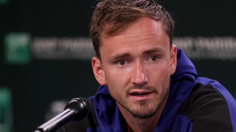 Fotografija: Danil Medvedjev med sredino novinarsko konferenco v teniškem centru Indian Wells Tennis Garden. FOTO: Matthew Stockman/AFP