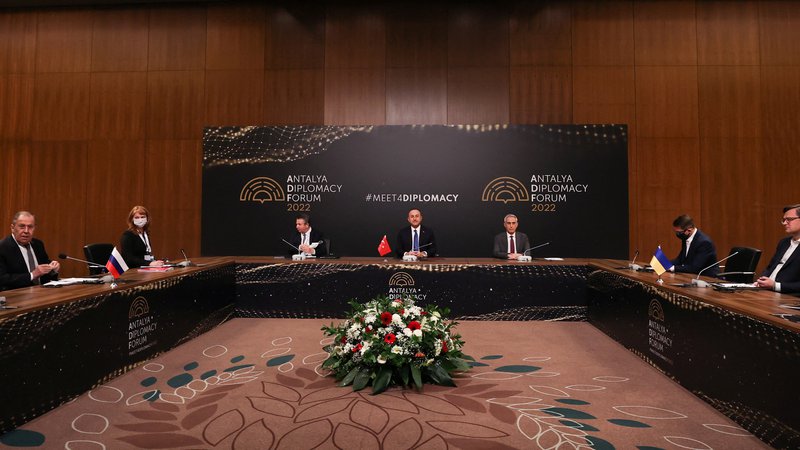 Fotografija: »Govorili smo tudi o premirju, a nismo dosegli napredka,« je dejal ukrajinski zunanji minister Dmitrij Kuleba, ki se je s posredništvom turškega kolega Mevlüta Çavuşoğluja srečal s prvim ruskim diplomatom Sergejem Lavrovom. FOTO: Turško zunanje ministrstvo/Reuters
