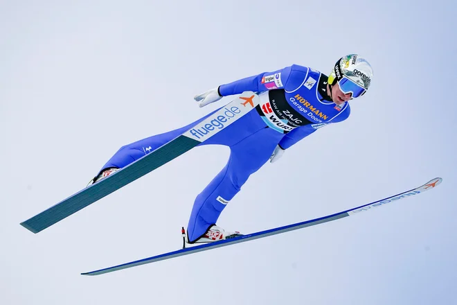 Timi Zajc je imel v obeh serijah za uradni trening v Vikersundu najboljšo oceno. FOTO: Terje Bendiksby/AFP
