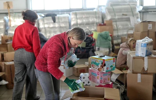 Potrebujejo predvsem suho in konzervirano hrano, plenice in hrano za dojenčke, vendar ne v stekleničkah, vodo v plastenkah, higienske pripomočke, tople odeje in spalne vreče, svetilke, baterije, šampone, mila, zdravila. FOTO: Blaž Samec
