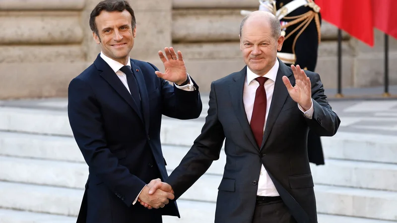 Predsednik Francije Emmanuel Macron (levo) meni, da se mora EU pripraviti na vse scenarije, ker rešitve ne bo tako kmalu, nemški kancler Olaf Scholz pa je že prej povedal, da je Nemčija proti energetskemu embargu. FOTO: Ludovic Marin/AFP
