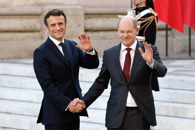 Predsednik Francije Emmanuel Macron (levo) meni, da se mora EU pripraviti na vse scenarije, ker rešitve ne bo tako kmalu, nemški kancler Olaf Scholz pa je že prej povedal, da je Nemčija proti energetskemu embargu. FOTO: Ludovic Marin/AFP
