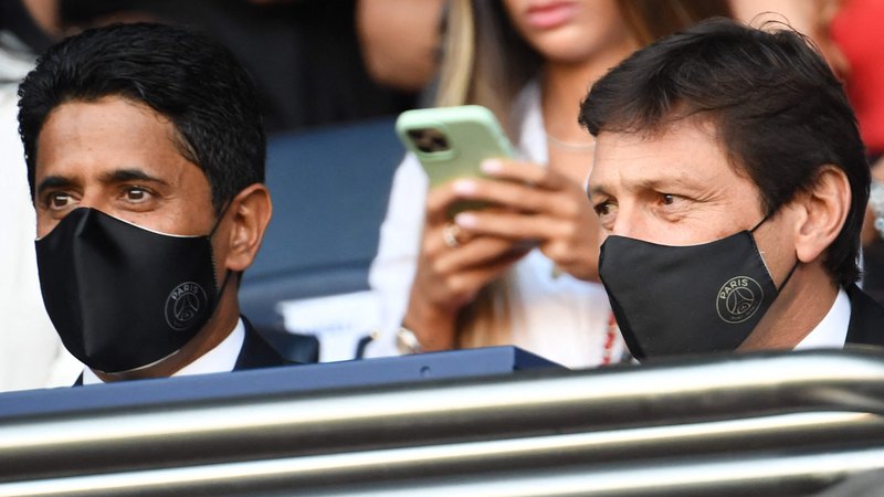 Fotografija: Predsednik PSG Naser Al-Helaifi (levo) in športni direktor Leonardo. FOTO: Bertrand Guay/AFP
