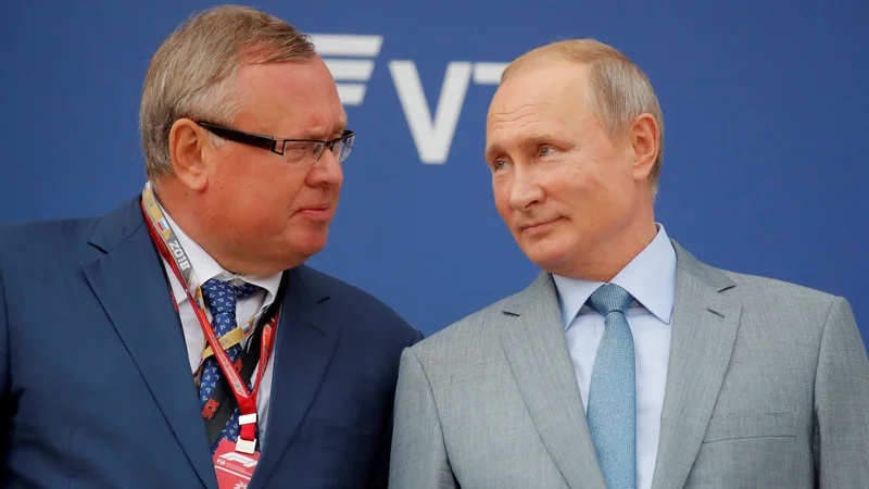 Fotografija: Ruski predsednik Vladimir Putin s predsednikom banke VTB Andrejem Kostinom na velikem odru po dirki septembra 2018. FOTO: Maxim Shemetov/Reuters