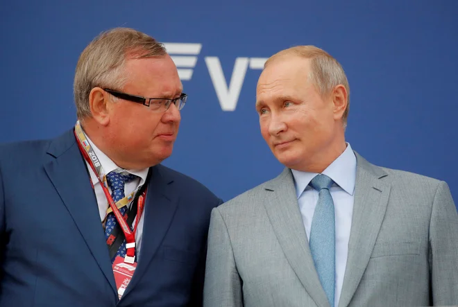 Ruski predsednik Vladimir Putin&nbsp;s predsednikom banke VTB Andrejem Kostinom na velikem odru po dirki septembra 2018. FOTO:&nbsp;Maxim Shemetov/Reuters
