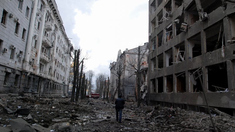 Fotografija: Posledice ruskega obstreljevanja v Harkovu. Foto: Oleksandr Lapshyn/Reuters
