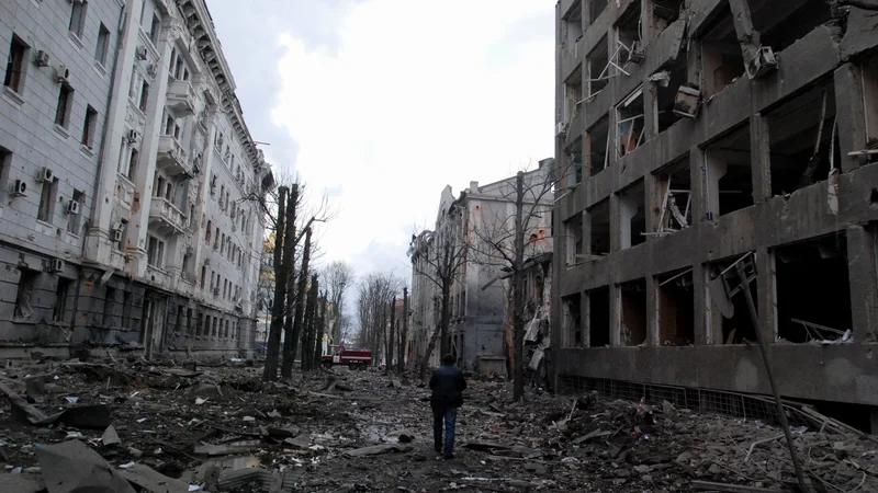 Fotografija: Posledice ruskega obstreljevanja v Harkovu. Foto: Oleksandr Lapshyn/Reuters