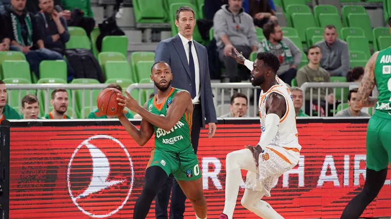Fotografija: Jacob Pullen je bil vnovič najučinkovitejši v stožiški zasedbi. FOTO: Cedevita Olimpija
