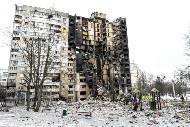 Ob fotografijah, kot je ta iz drugega največjega mesta v Ukrajini, 1,5-milijonskega Harkova, se pogosto znajdejo opozorila, da se kaj takega ne bi smelo ponoviti. Pa se, vedno znova. FOTO: Sergej Bobok/AFP
