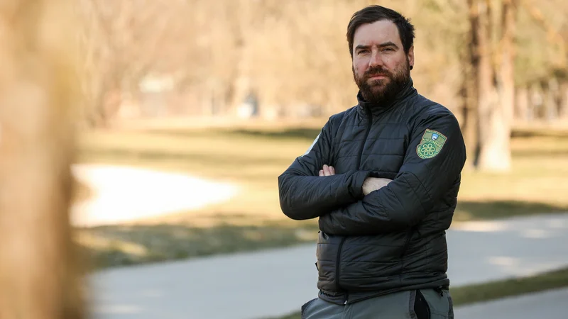 Fotografija: Arborist Nejc Praznik pravi, da so na območju Ljubljane identificirali 179 različnih vrst dreves. FOTO: Črt Piksi/Delo