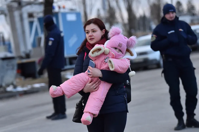 Številne družine so se morale ločiti, nekatere za vedno. FOTO:  Clodagh Kilcoyne/Reuters
