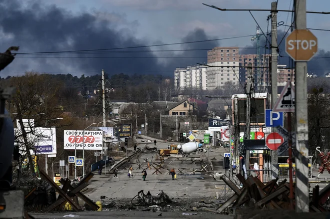 Včerajšnja evakuacija iz Irpina severno od Kijeva. FOTO: Aris Messinis/AFP
